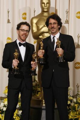 Bröderna Coen med sina Oscarsstatyer som de vann för filmen "No country for old men". Joel (t. h.) och Ethan Coen i february 2008. (Foto: AFP/Robyn Beck) 