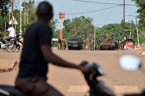 Militärer på gatorna i Ouagadougou, huvudstad i Burkina Faso. Under torsdagen tog militären över i landet. Ahmed Ouoba/AFP/Getty Images)