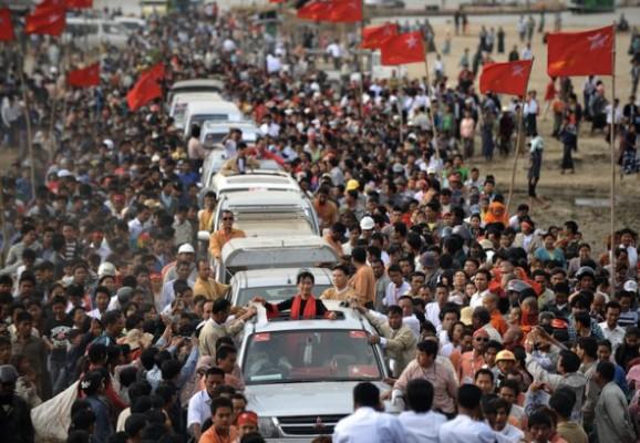 Burmesiska oppositionsledaren Aung San Suu Kyi hälsar på sina supportrar från en bil vid ett besök i norra Burma den 30 nov 2012. Freedom House rankar nu landet före Kina när det gäller politiska rättigheter, dels för att det har tillåtit politiska val att inkludera medlemmar av National League for Democracy som leds av Suu Kyi. (Ye Aung tors / AFP / Getty Images)
