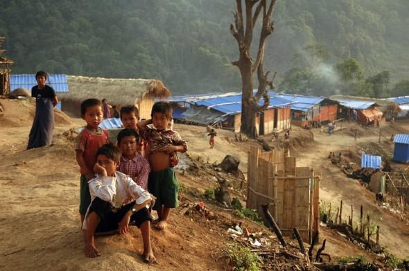 Barn från det etniska minoritetsfolket Kachin, som har tvingats fly från sina hem, bor i ett läger i Kachinprovinsen i norra Burma, nära den kinesiska gränsen. (Foto: Bodenham/AFP/Getty Images)