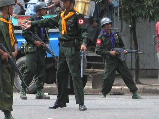 Beväpnade trupper på gatorna i Rangoon den 27 september. Liselott Angerlid, svensk ambassadpersonal på plats i Rangoon, sade att hon såg hur militärerna sköt och kastade tårgas. Hon såg hur en person blev träffad och bars bort, enligt rapport från svenska UD. (Foto: AFP / Mandalay Gazette / HO 