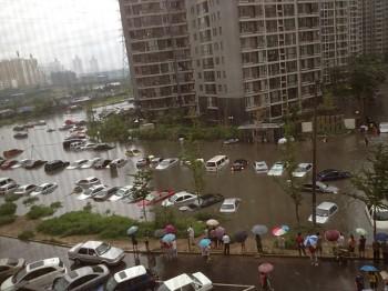 Dränkta fordon i ett bostadsområde i Peking den 21 juli. Ett stort reportage om översvämningarna i Southern Weekly censurerades nyligen. (Foto: Epoch Times/Arkivbild)