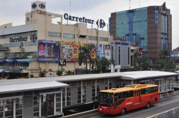 Franska stormarknaden Carrefour, världens näst största återförsäljare – här i Jakarta, Indonesien den 11 januari 2009. Carrefour säger att man kommer att sluta köpa papper från Asia Pulp &amp; Paper (APP), som reaktion på en rapport från Greenpeace. (Foto: Bay Ismoyo / Getty Images)