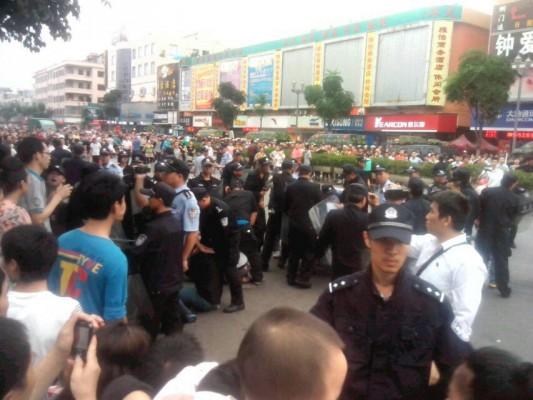 Strejkande från Yue Yuen möter poliser i industristaden Dongguan i Kina. (China Labour Watch (CLW))

