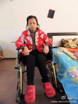 Chen sitter i sin rullstol i hemmet. Ett ögonvittne sade att hennes ben skadats i häktet. (Foto: Weibo.com)