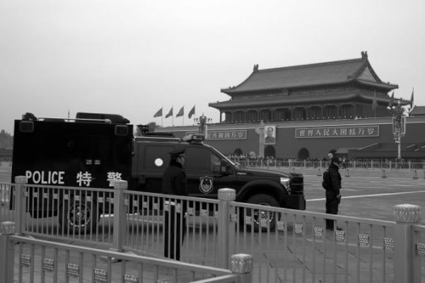 Kinesiska poliser står på vakt vid Himmelska fridens torg under centralkommitténs tredje plenum i Peking, 9 november. Vid slutet av plenumet meddelades att en ny kommitté kommer att ha direkt makt över allt utom ekonomiska frågor. (AP Photo/Andy Wong)