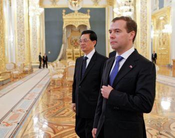 Rysslands president Dmitrij Medvedev och hans kinesiske kollega Hu Jintao promenerar under deras möte i Kreml, den 16 juni 2011. (Foto: Dmitrij Astrakhov / AFP / Getty Images)
