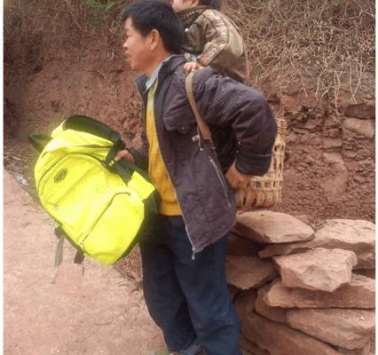 Yu Xukang bär en särskild bambukorg som hans 12-årige son Xiao Qiang står i när han bär honom till och från skolan. (Skärmdump /People's Daily)