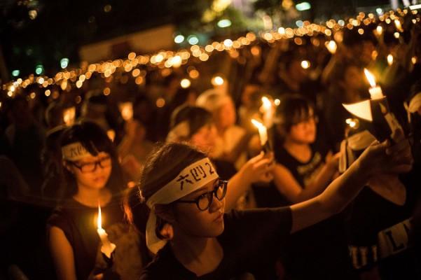 Människor deltar i en ljusvaka i Hongkong på 25-årsdagen av massakern på Himmelska fridens torg, 4 juni 2014. (Foto: Lam Yik Fei/Getty Images)