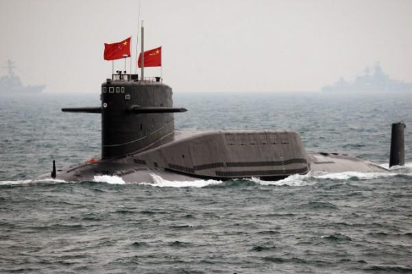 En kinesisk flottubåt utanför Qingdao i Kina, den 23 april 2009. Statlig media i Kina har nyligen skrutit om hur Kinas ubåtsflotta kan hota USA med ballistiska robotar. (Foto: Guang Niu/AFP/Getty Images)