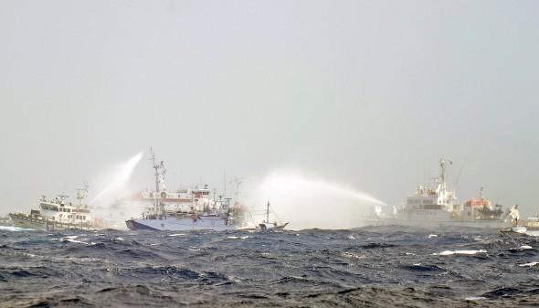 Japanska och taiwanesiska kustbevakningen använder vattenkanoner i en sammanstötning vid de omstridda Diaoyu-/Senkaku-öarna, den 25 september 2012. Den kinesiska militärens växande status, resurser och självförtroende hotar regionen.( Foto: Sam Yeh/AFP/Getty Images)
