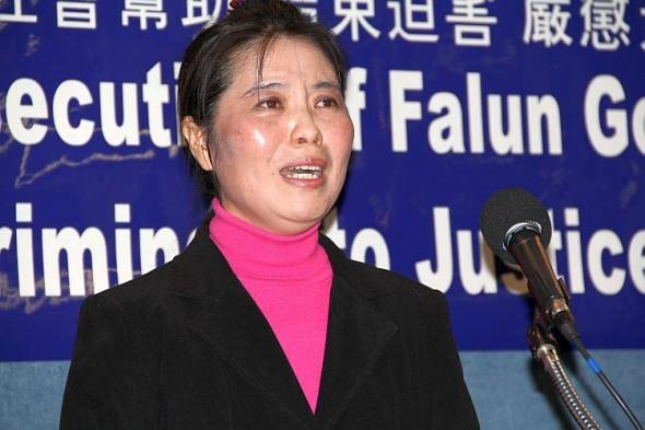 Chun Mei Ma grät när hon påmindes om tortyren med elektriska batonger, sömnbrist, tvångsmatning och misshandel som hon utsattes för under tiden i fängelset. Hon utövar Falun Dafa och har en son kvar i Kina. (Foto: Shar Adams/Epoch Times)