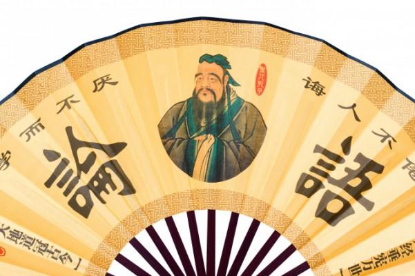 Ett porträtt av Konfucius på en kinesisk solfjäder. I ”Analekterna” ger Konfucius detta råd till ledare: ”För att styra ett stort land, hantera saker och ting på ett försiktigt och seriöst vis, och var alltid uppriktig, ärlig och pålitlig.” (Foto: Fotolia)
