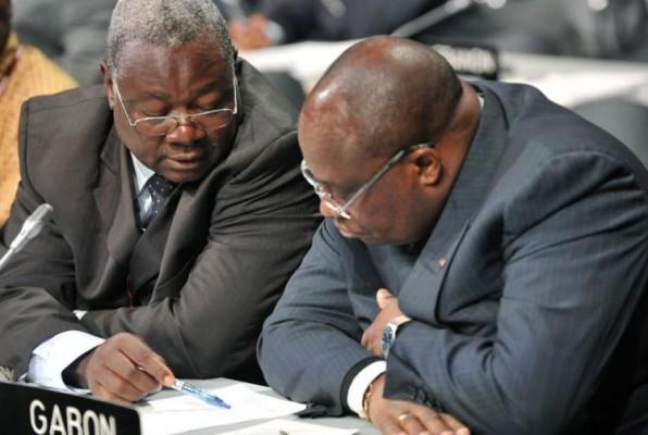 Delegationsmedlemmar från Gabon i Afrika samtalar innan ett möte den 14 december. Klimatmötet i Köpenhamn ajournerades i flera timmar efter en protest ledd av afrikanska länder som hade invändningar mot de utvecklade ländernas avsikt att skapa ett nytt avtal. (Foto: Attila Kisbenedek / AFP/Getty Images) 