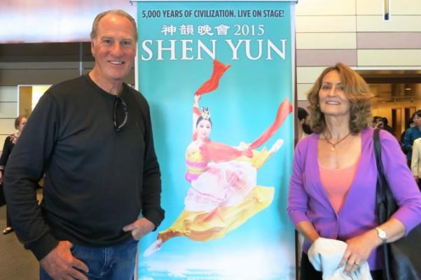 Emmy-belönade skådespelaren Craig T Nelson och hans fru Doria Cook-Nelson berördes av Shen Yun Performing Arts föreställning på The Fred Kavli Theatre i Thousand Oaks, Kalifornien. (Foto: Epoch Times )
