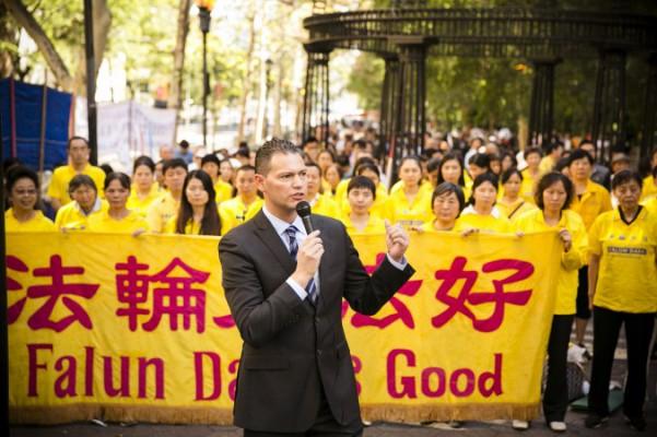 Läkaren Damon Noto, talesman för Doctors Against Forced Organ Harvesting (DAFOH, Läkare mot organstölder), vid ett massmöte nära FN-högkvarteret i New York den 27 september 2014, där det krävdes ett slut på förföljelsen i Kina. Foto: Edward Dai /Epoch Times
