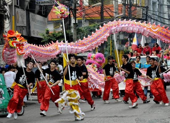 Medlemmar ur det kinesiska samhället utför en typisk drakdans på gatorna i Manilla under firandet av det  nya året. (Foto: Jay Directo/AFP)
