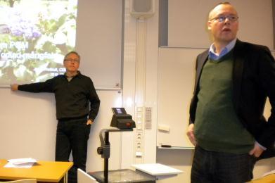 Olof Johansson, Jordbruksverket lyssnar på branchfolket med Jens Weibull, POM, i bakgrunden. (Foton: B Plogander, Epoch Times Sverige)
