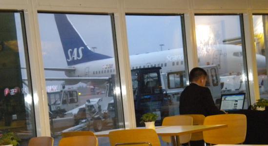 Väntar på avgång i inrikeshallen på Landvetters flygplats. (Foto: Barbro Plogander, Epoch Times)