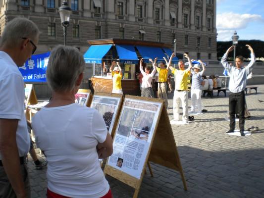 Mynttorget var fyllt av människor som ville veta mer om Falun Gong och vad som händer med utövarna i Kina. (Foton: Veronica Örfelth, Epoch Times)
