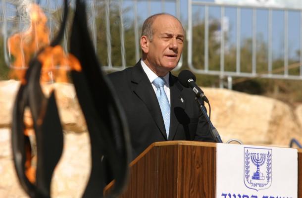 ISRAEL, SDE BOKER : Den Israeliska premiärministern Ehud Olmert håller tal under en minnesceremoni och hedrar minnet av Israels förste premiärminister, David Ben Gurion som dog 1973.  Han gravsattes i Sde Boker den 27 November 2006. AFP PHOTO/DIEGO MITELBERG-ISRAEL OUT 