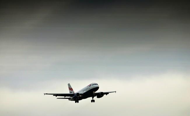 STORBRITANNIEN, LONDON: Ett brittiskt flygplan förbereder landning på London Heathrow den 30 november 2006. British Airways varnade upp till 33,000 resande att man hade hittat spår av radioaktivt gift ombord på två av flygplanen. (Foto:AFP/Adrian Dennis)