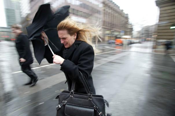 En kvinna kämpar med sitt paraply under stormen "Kyrill" den 18 Januari 2007 i Frankfurt am Main i Tyskland. Vindarna dödade under torsdagen minst 23 personer i Västeuropa. (Foto: AFP/ Alex Kraus)
