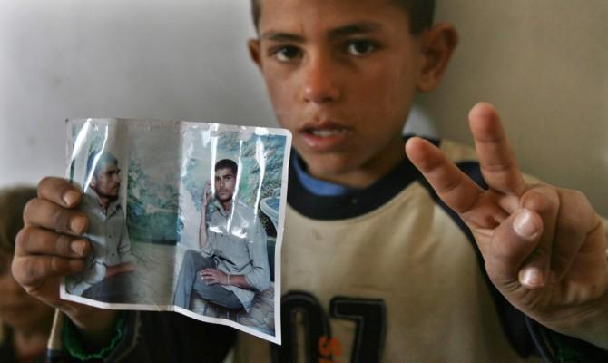 Självmordsbombarens lillebror håller upp ett fotografi den 29 Januari 2007 i Gaza. (Foto: AFP/Mahmud Hams)