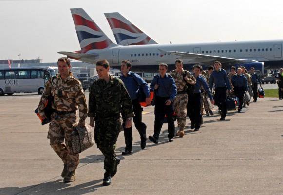 Bilden visar de 15 britterna som suttit fängslade i Iran i nästan fjorton dagar. Iran släppte dem överraskande igår och de anlände till Londons flygplats den 5 april 2007. (Foto: AFP/Angie Pearce)