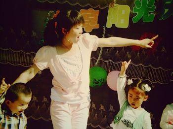 Hu Miaomiao sjunger med sina dagisbarn. Den 26 juni 2010 dömdes hon till ett år i arbetsläger där hon blev utsatt för sexuell misshandel. (Foto: Med tillstånd av Minghui.org)
