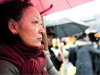 En tibetansk kvinna deltar i en demonstration i New York den 10 mars, för att markera 52-årsdagen av det tibetanska upproret. Samma dag meddelade Dalai Lama att han avsäger sig alla politiska uppdrag till förmån för en vald tibetansk exilregering. (Foto: Amal Chen / Epoch Times)

