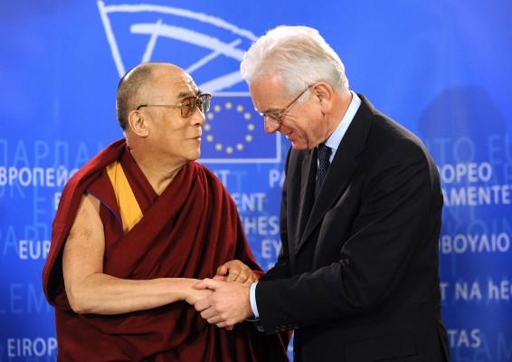 Tibetanernas andlige ledare Dalai Lama välkomnades av Hans-Gert Poettering, ordförande för Europaparlamentet den 4 december i Bryssel, Belgien. (Foton: Eric Vidal/ AFP/Belga Photo)
