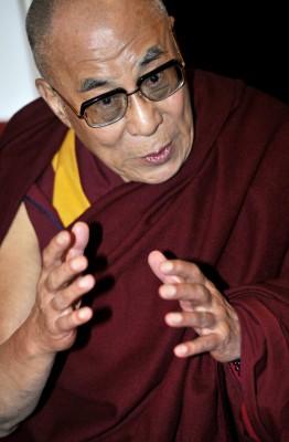 Tibets andlige ledare Dalai lama, talar till reportrar vid ankomsten till Bromma flygplats i Stockholm den 14 april. Det tibetanska parlamentet i exil enades den 25 mars att godta Dalai Lamas avgång från politiken och bana väg för en ny ledningsstruktur inom rörelsen. Men Dalai Lama kommer att fortsätta att leda Tibets sak i hans viktigare roll som dess andliga galjonsfigur. (Foto: AFP/ Scanpix)
