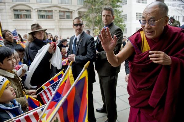 Tibetanernas andlige ledare Dalai Lama deltog i det tibetanska nyårsfirandet då han anlände till Park Hyatt hotel i Washington, DC, den 17 februari.  Dalai Lama har levt i exil sedan 1959 i Indien. (Foto: Jim Watson/AFP) 