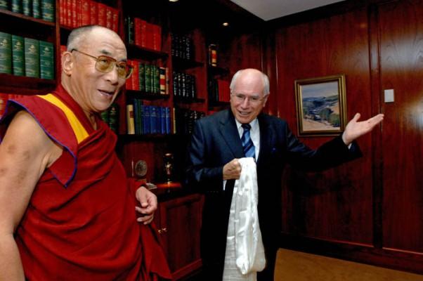 Dalai Lama anländer till  klostret Tawang beläget i den indiska delstaten Arunachal Pradesh. Den kinesiska regimen var inte glad åt besöket  eftersom den betraktar området som ett kinesiskt territorium och ser besöket som en provokation som syftar till att skada relationerna mellan Kina och Indien.
