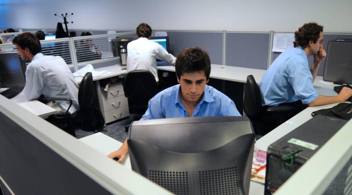 Närarbete vid datorer kan ge upphov till synstress och i sin tur orsaka smärtor i nacke och skuldror. (Foto: Panta Astiazaran/ AFP)