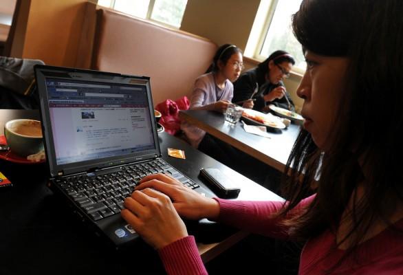 En kinesisk forskargrupp har sett att långvarigt internetberoende resulterar i förändringar i hjärnans struktur hos ungdomar. Beroendet påverkar de ungas psykiska hälsa och deras studie- och arbetsförmåga negativt. Personerna på bilden har ingen koppling till artikeln. (Foto: AFP/Mark Ralston)