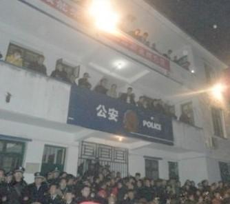 Tjänstemän som skulle ta ut avgifter attackerade och skadade två bybor i januari. Händelsen utlöste en massprotest den 29 januari, 2012 i Qiaotou, Jiangxiprovinsen, där människor ropade "ner med kommunistpartiet!" och "bränn den femstjärniga röda flaggan!" (Foto från gscmmsb198)