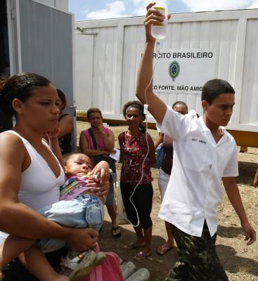 Misstänkt för att ha smittats av den hemorragiska sorten av denguefeber anländer den treåriga Maria Eduarda Lopes tillsammans med sin mamma, för att få behandling vid ett fältsjukhus i Deodoro, 38 kilometer söder om Rio de Janeiro, Brasilien. (Foto: Vanderlei Almeida/ AFP) 
