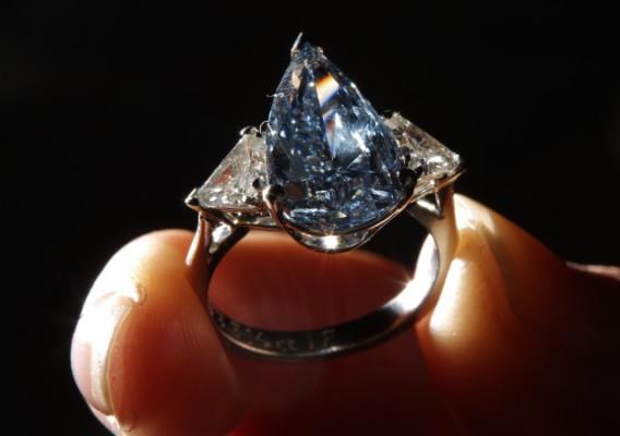 En anställd visar en elegant ring med en blå päronformad diamant på 5,16 carat på Sothebys den 8 mars 2010 i London, England. (Foto: Peter Macdiarmid / Getty Images)