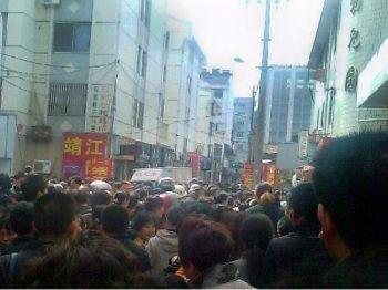 Folksamling utanför en förskola där en man attackerade 29 små barn och tre vuxna i Taixing i Jiangsuprovinsen, den 29 april.