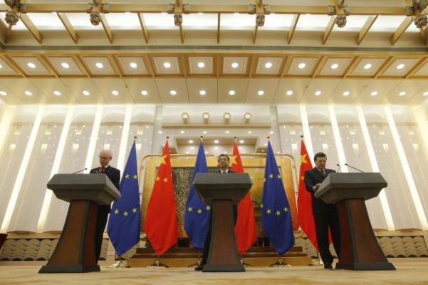 Kinas premiärminister Li Keqiang (mitten), Europeiska rådets ordförande Herman Van Rompuy (t.v.) och Europeiska kommissionens ordförande José Manuel Barroso deltar i en gemensam presskonferens i Folkets stora sal i Peking den 21 november 2013. Utländska investeringar i Kina steg med 5,77 procent på årsbasis för perioden januari-oktober, sade regeringen den 19 november, inför ett Kina-EU-toppmöte där de två förväntas inleda samtal om ett viktigt investeringsfördrag. (Foto: Kim Kyung-Hoon/AFP/Getty Images)