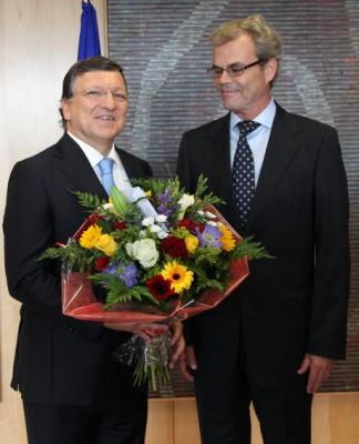 Europeiska rådets ordförande Herman Van Rompuy och EU-kommissionens ordförande José Manuel Barroso fick blommor i Bryssel av Norges ambassadör i EU Atle Leikvoll efter att den norska Nobelkommittén meddelat att EU fått Nobels fredspris för år 2012. (Foto:Thierry Charlier / AFP)