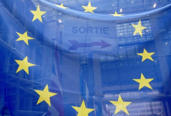 Europeiska Unionens flagga syns i hallen på EU:s huvudkontor i Bryssel. (Foto: Gerard Cerles/AFP)