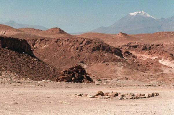 Ett foto från Moon Valley i Atacamaöknen i Chile den 7 april 1997. Geologerna har i ökenområdena i norra Chile kunnat se att sprickor i jordskorpan som orsakats av jordbävningar är permanenta. (Olivier Matthys/AFP/Getty Images)