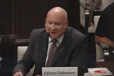 Författaren Ethan Gutmann vittnar i amerikanska kongressen om organstölder i Kina, 18 september, 2015. Foto: Skärmdump /Youtube
