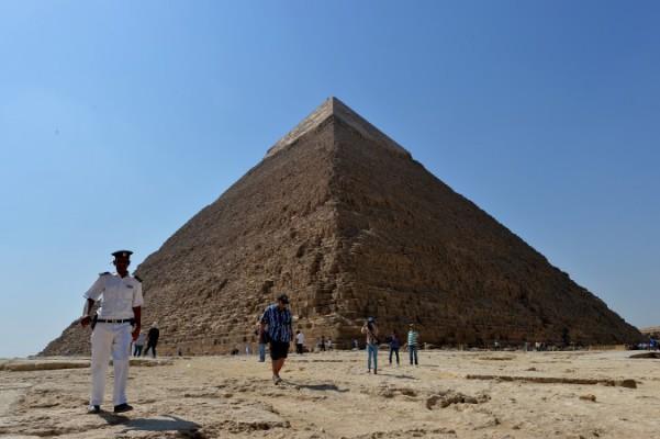 Turister nedanför Chefrens pyramid i Giza, sydväst om centrala Kairo. (Foto: Khaled DesoukiI/AFP/Getty Images)