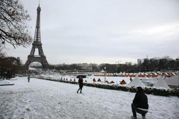 En vy över ett vintrigt Paris och Eiffeltornet. Stora snömängder har orsakat kaos i Frankrike, Storbritannien och stora delar av Europa. På flygplatsen Charles de Gaulle i Paris drog man ner trafiken med 25% på grund av snön. (Foto: Marc Piasecki/Getty Images)