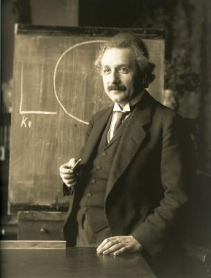Albert Einstein kallade kvantmekanisk sammanflätning för "spöklik verkan på avstånd", innebärande att trots att två objekt är fysiskt separerade så kommer faktorer som påverkar det ena objektet omedelbart också påverka det andra. (Foto: Ferdinand Schmutzer)