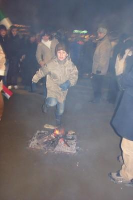 Daniel Moeeni hoppar över elden för att dåliga saker ska försvinna.(Foto: Pirjo Svensson/Epoch Times)
